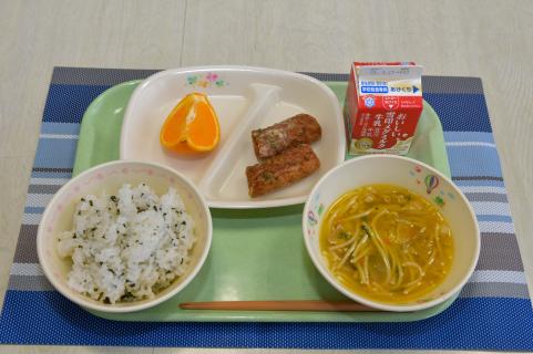 2025年3月11日の献立（わかめごはん、牛乳、中華そば、ちくわの磯部揚げ、デコポン）の写真
