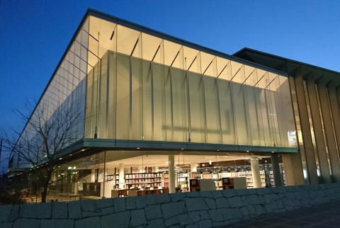 図書館の写真(夜)