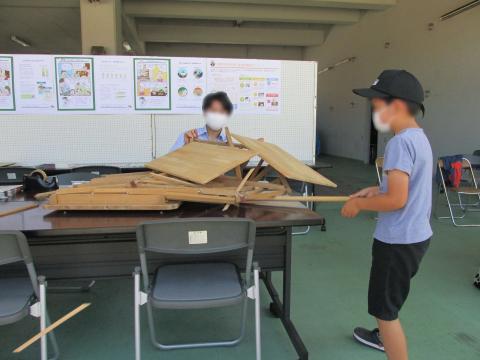 住宅模型が倒壊した写真