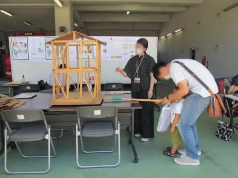 住宅模型を揺らしている写真