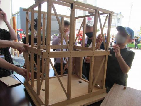 住宅模型を組み立てている写真