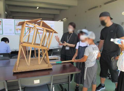 住宅模型が傾いてきている写真